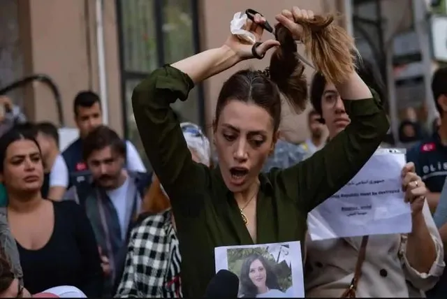 হিজাব বিরোধী আন্দোলনে ধর্মগুরুদের বিরুদ্ধে রাগে ফুঁসছে মহিলারা