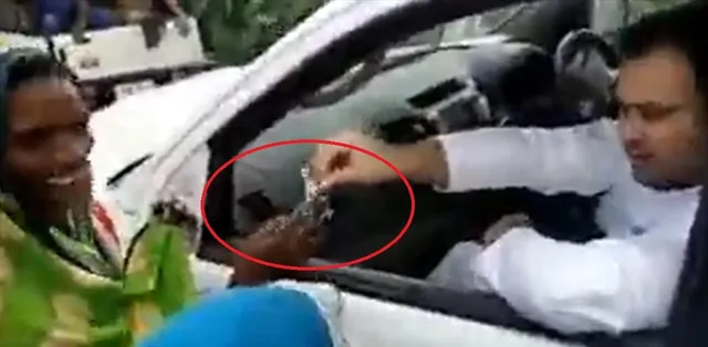 শিয়রে ভোট, নোট বিলি করছেন তেজস্বী যাদব, দেখুন ভিডিও