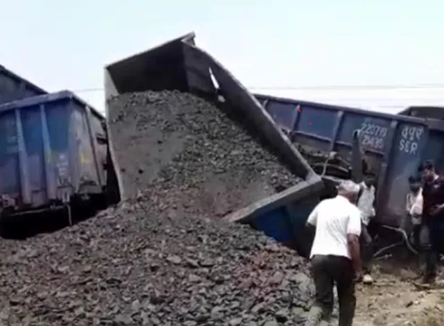 উত্তরপ্রদেশে লাইনচ্যুত কয়লাবোঝাই মালগাড়ি