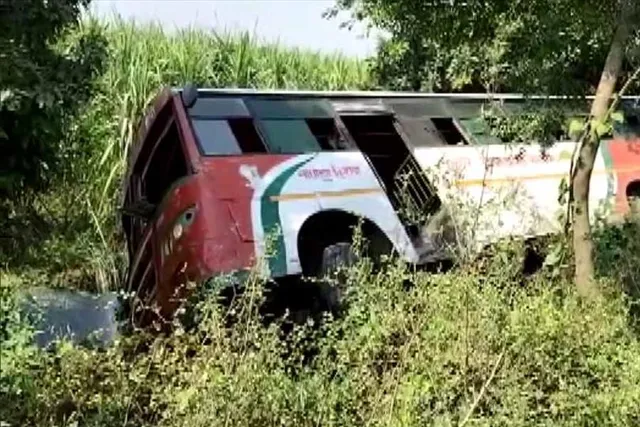 উল্টে গিয়ে খাদে পড়লো বাস, দুর্ঘটনা গাজিয়াবাদে