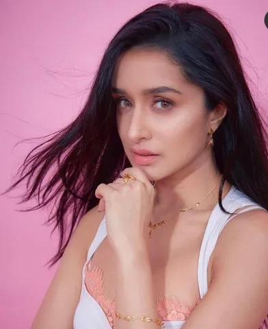 ৯৪ বছর বয়সী ভগবানী দেবীকে নিয়ে গর্বিত শ্রদ্ধা কপূর