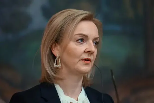 প্রধানমন্ত্রীত্ব রক্ষায় লড়ছেন লিজ ট্রাস