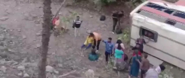 মহারাষ্ট্রের পালঘরে খাদে পড়ল যাত্রী বোঝাই বাস, আহত ১৫