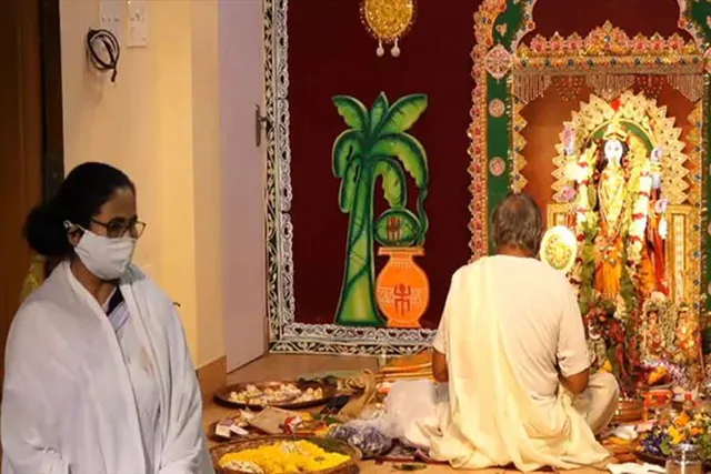 বাড়ির কালীপুজোয় ব্যস্ত মুখ্যমন্ত্রী, রান্না করলেন ভোগ