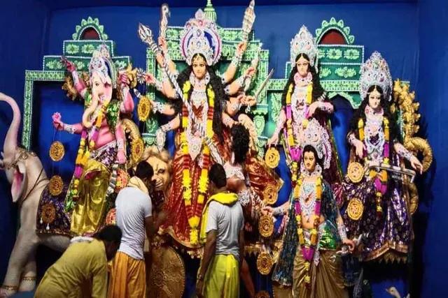 গোয়ারা সার্বজনীন দুর্গোৎসবে চলছে সপ্তমী পুজোর প্রস্তুতি