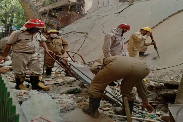 মেরামতি চলাকালীন বিল্ডিং ধসে আটকা পড়ল ৫