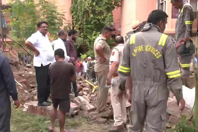 প্রাচীর ভেঙে মৃত্যু ৪ জনের