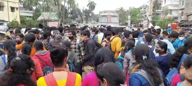 বিক্ষোভে সামিল মহাবিদ্যালয়ের ছাত্র-ছাত্রীরা