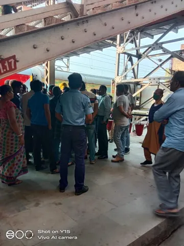 ট্রেনের AC কোচে কনফার্ম টিকিট, কিন্তু স্টেশনে এসে যাত্রীরা দেখলেন সেই কোচটি উধাও!