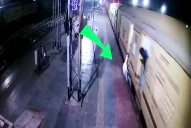 সাক্ষাৎ মৃত্যুর মুখ থেকে যাত্রীকে বাঁচাল আরপিএফ, দেখুন ভিডিও