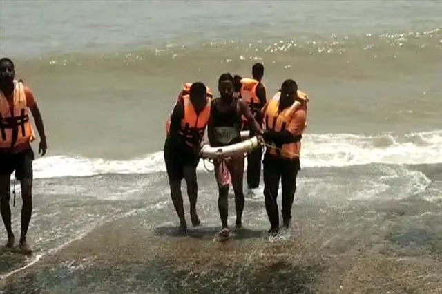 দিঘায় তলিয়ে গেল পর্যটক, উদ্ধার করতে সমুদ্রে ঝাঁপ নুলিয়ার