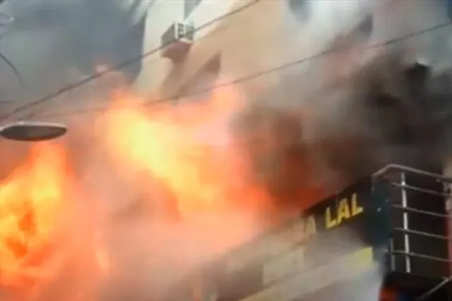 হাওড়ার ঘিঞ্জি এলাকায় ব্যাগের দোকানে বিধ্বংসী আগুন