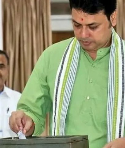 ভোট দিয়ে প্রধানমন্ত্রীকে ধন্যবাদ জানালেন প্রাক্তন মুখ্যমন্ত্রী