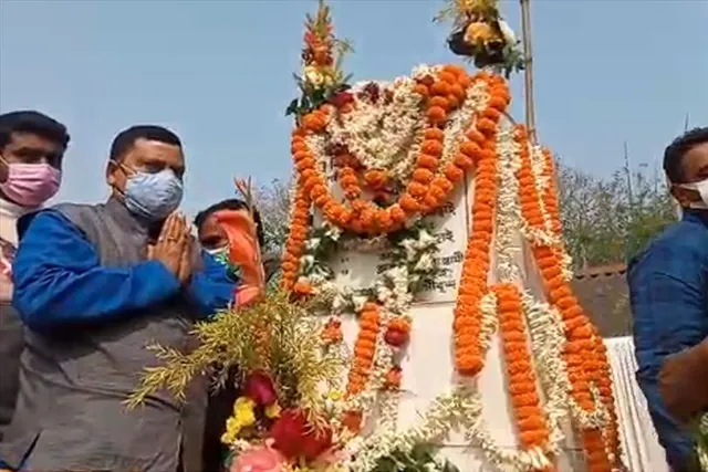 শহীদ বেদীতে মাল্যদান করলেন বিনপুরের বিধায়ক