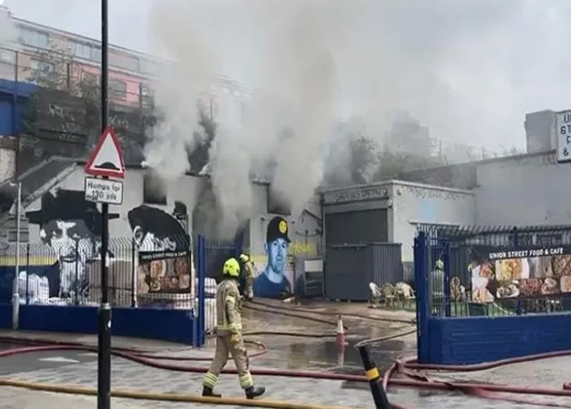লন্ডনের ইউনিয়ন স্ট্রিটে রেলওয়ে আর্চের নিচে লাগল আগুন
