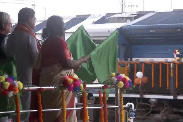 নতুন ট্রেন রুটের সূচনা করলেন রাষ্ট্রপতি