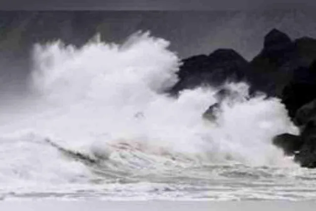 টাইফুন নানমাডোল, আছড়ে পড়ছে পাহাড় সমান উঁচু ঢেউ- দেখুন ভিডিও