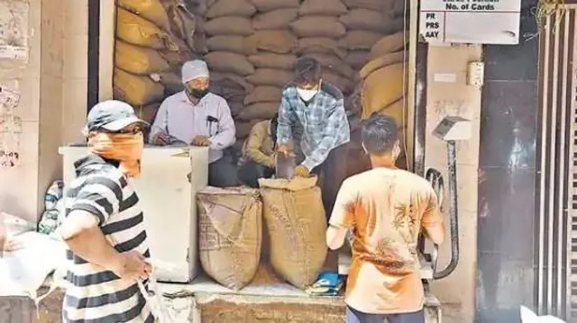 জুলাই থেকে আধার কার্ড দেখালেই মিলবে রেশন, সিদ্ধান্ত ডিলারদের
