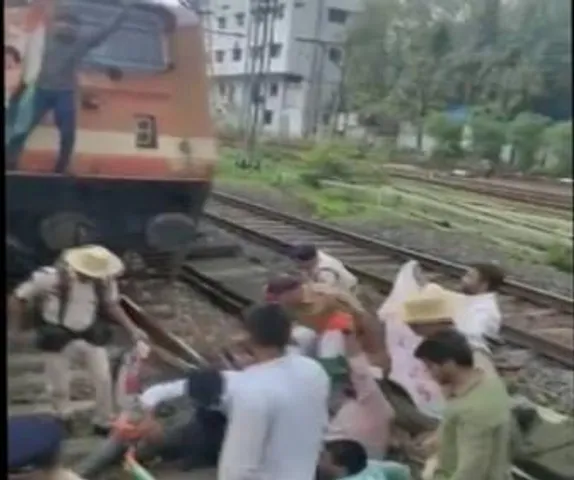 মুম্বইয়ের বোরিভালি রেলওয়ে স্টেশনে বিক্ষোভ কংগ্রেস কর্মীদের