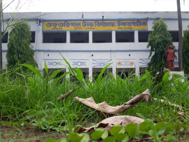 বন্ধ বিদ্যালয়ের দরজা, দূরত্বে মন খারাপ ছাত্র-শিক্ষকদের