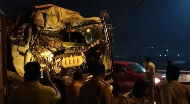 জাতীয় সড়কে বালি বোঝাই লরি ও ডাম্পারের সংঘর্ষ, আহত ১