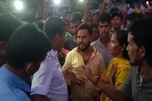 প্রভাব খাটিয়ে আসামিদের থানা থেকে ছাড়িয়ে আনার অভিযোগে বিক্ষোভ