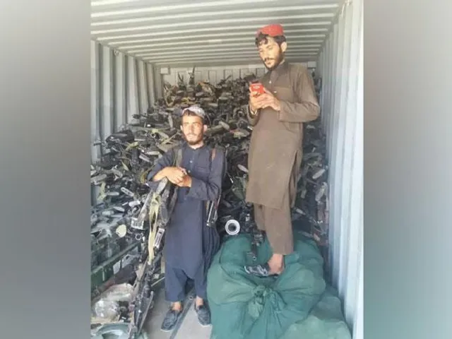 অস্ত্র ও গোলাবারুদ বোঝাই ট্রাক আটক করেছে তালিবানরা