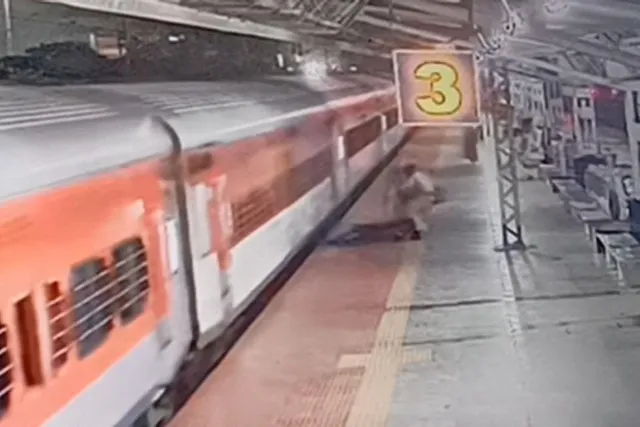 RPF স্টাফের তৎপরতায় মৃত্যুর মুখ থেকে ফিরলেন ব্যক্তি