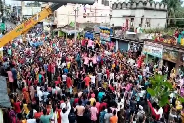 চন্দ্রকোণা রোডে পালন হল দই-হান্ডি উৎসব