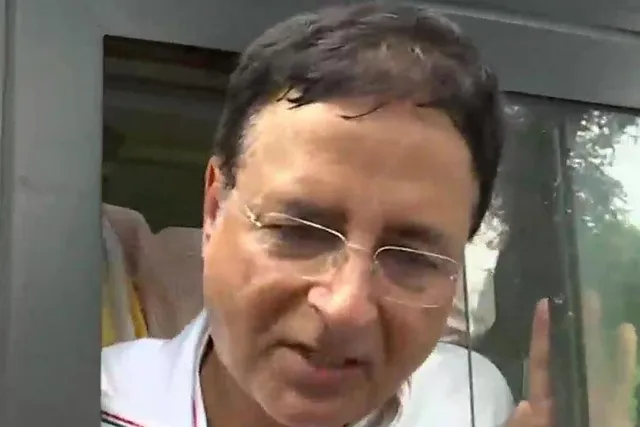 বিক্ষোভ দেখিয়ে আটক হলেন রণদীপ সিং সূর্যেওয়ালা