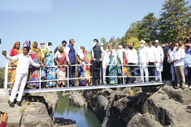 প্রত্যন্ত এলাকায় নতুন ব্রিজের উদ্বোধন করলেন মন্ত্রী