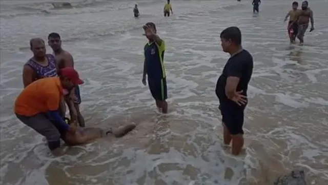 দীঘার সমুদ্রে তলিয়ে যেতে থাকা এক পর্যটককে উদ্ধার করলেন নুলিয়ারা