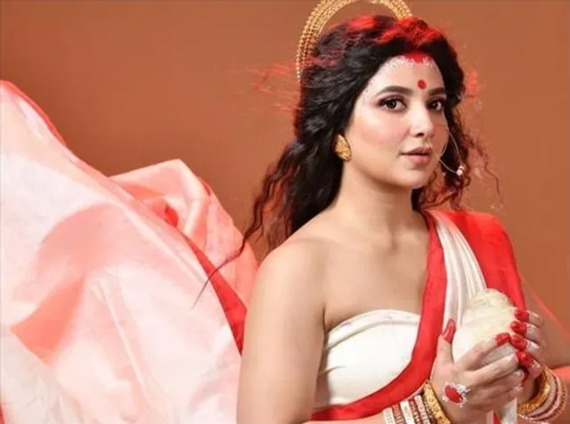 একেবারে নতুন রূপে দুর্গার সাজে শুভশ্রী