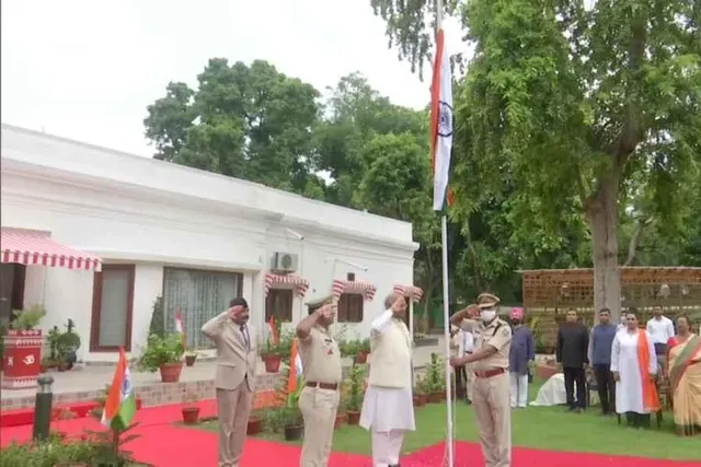 জাতীয় পতাকা উত্তোলন করলেন রামনাথ কোবিন্দ
