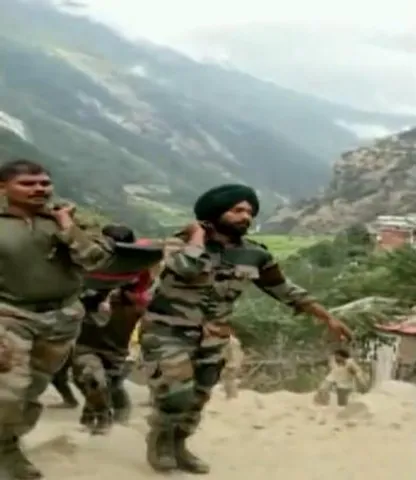 জম্মু- কাশ্মীরে ২ অসুস্থ মহিলা তীর্থযাত্রীকে উদ্ধার করল ভারতীয় সেনা, দেখুন ভিডিও