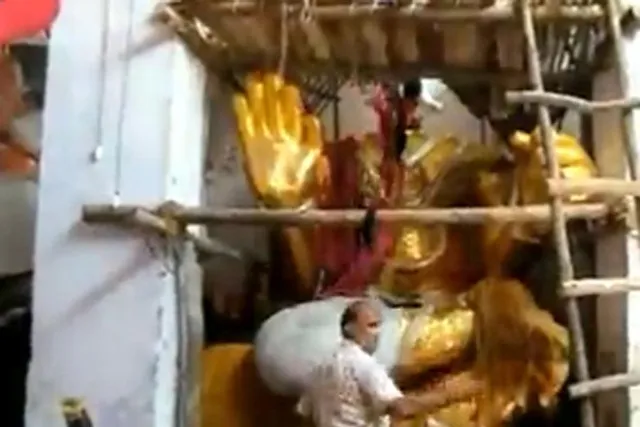 সোনায় মুড়ছেন গণপতি