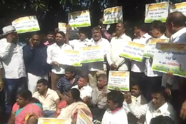 বিরোধী দলনেতার বাসভবনের বাইরে বিক্ষোভ, বিশেষ অনুরোধ বিক্ষোভকারীদের