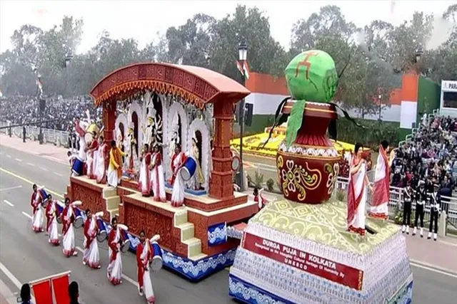 প্রজাতন্ত্র দিবসঃ সংঘাতের মাঝেই কুচকাওয়াজে দেখা মিলল পশ্চিমবঙ্গের ট্যাবলোর