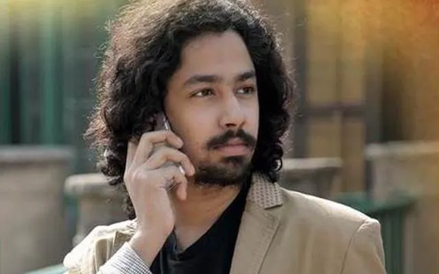 অভিনেত্রীর থেকে চোখ সরাতে পারছেন না ঋদ্ধি সেন!