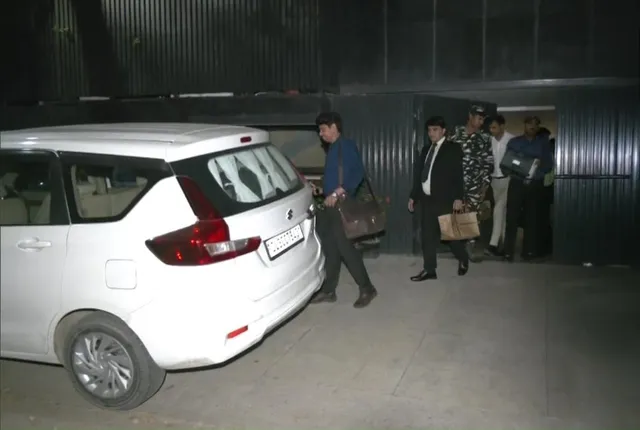 ১১ ঘন্টা পর তেজস্বী যাদবের বাসভবন থেকে বেরল ইডি আধিকারিকরা