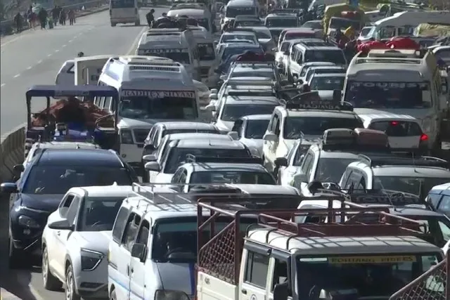 ইংরাজি নববর্ষের উদযাপন: ব্যাপক যানজট পাহাড়ে