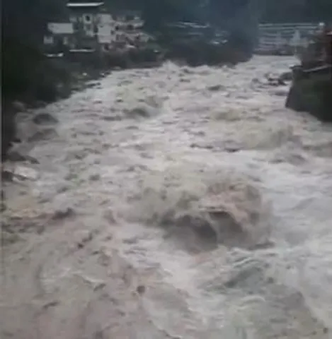 হিমাচল প্রদেশের কুল্লুতে মেঘভাঙা বৃষ্টির জেরে হড়পা বান, জলের তোড়ে ভেসে গেল ৪ জন