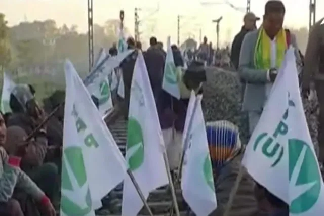 উত্তরবঙ্গে চলছে রেল রোকো কর্মসূচি