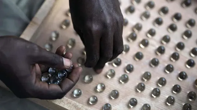 গাম্বিয়ায় মার্বেল দিয়ে ভোট