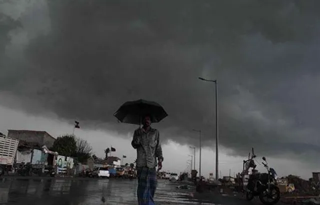 ৩ ঘণ্টার মধ্যে ঝেঁপে বৃষ্টি আসছে, পূর্বাভাস আবহাওয়া দফতরের