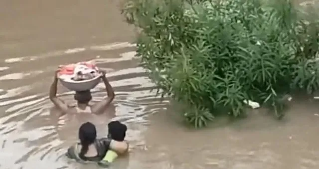 বন্যা প্লাবিত তেলেঙ্গানায় প্রাণে বাঁচতে ৩ মাসের শিশুকে ঝুড়িতে শুইয়ে মাথায় করে নিয়ে যাচ্ছে পরিবার