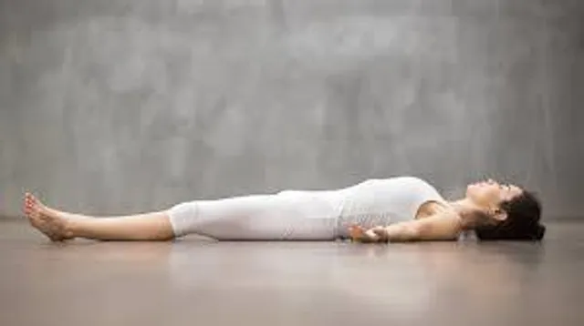 গভীর ঘুমের জন্য নিয়মিত করুন শবাসন