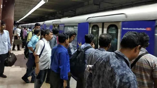 ফের মেট্রো বিভ্রাট