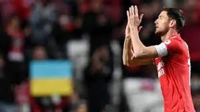 রোমান-কে দেখে আবেগ বিহ্বল গ্যালারি