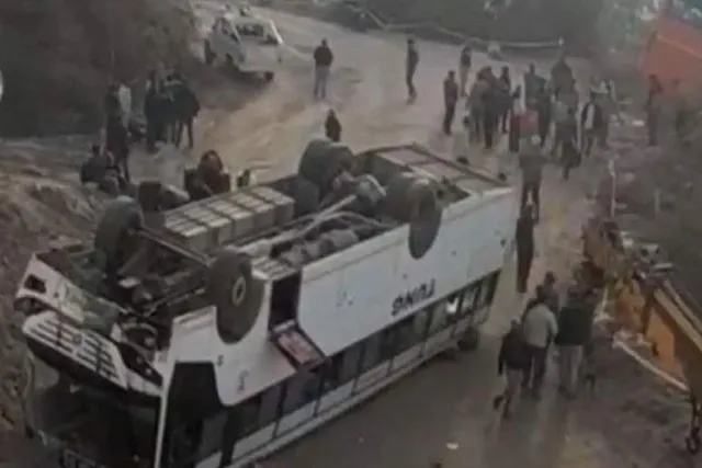 বাস উল্টে আহত কমপক্ষে ১৬ পর্যটক, আশঙ্কাজনক বহু